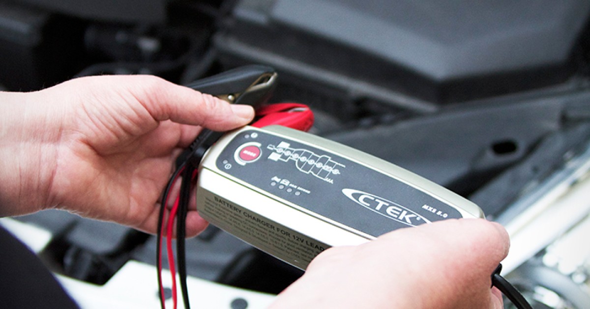 Starta Bil Med Batteriladdare Inkopplad