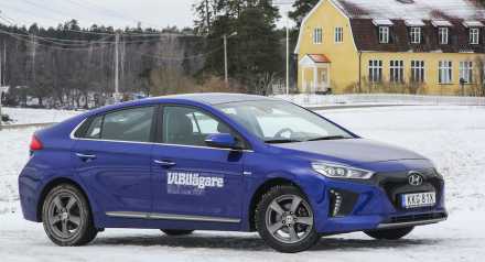 Hyundai Ioniq finns i tre olika utföranden, hybrid, laddhybrid och som här – helelektrisk.