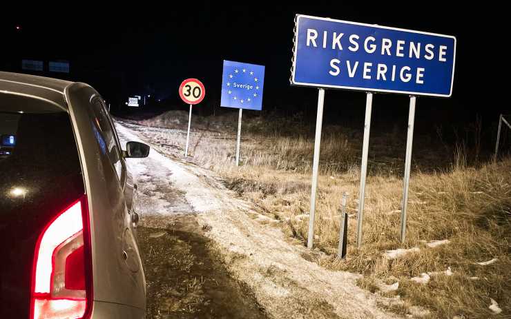 Att priserna är drygt 20 procent lägre på andra sidan gränsen beror på att Norge är ett av världens elbilstätaste länder med höga subventioner på nya elbilar. Av vissa äldre bilmodeller är utbudet faktiskt 18 gånger så stort som i Sverige.