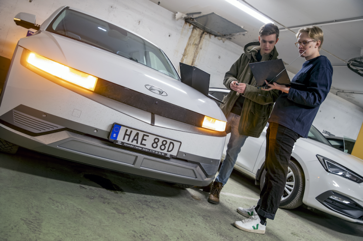 Jonas Sjöblom och Jacob Ingers har inga problem att öppna bilen med datorn i stället för nyckeln.