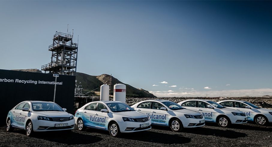 Metanoldrivna Geely-bilar på Island. Här tillverkas bränslet av koldioxid från vulkaner. Foto: Geely