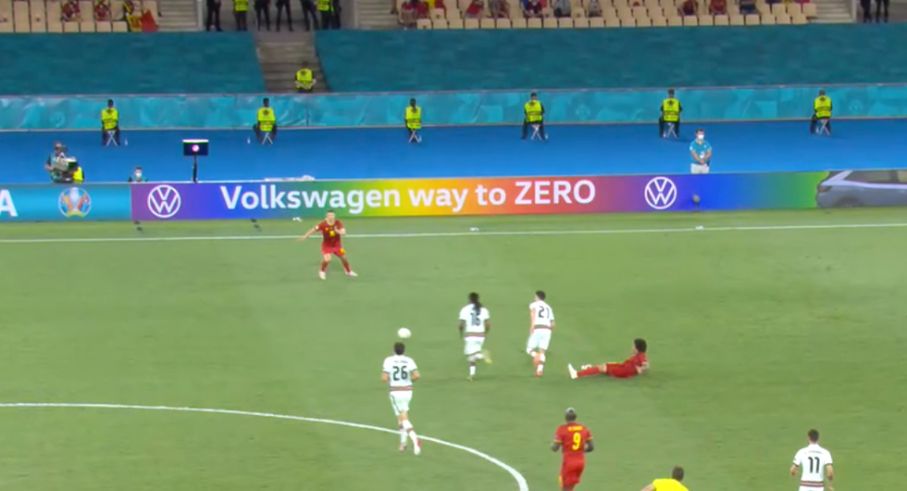 Volkswagens reklambanners under en match i söndags. Foto: Skärmdump/UEFA