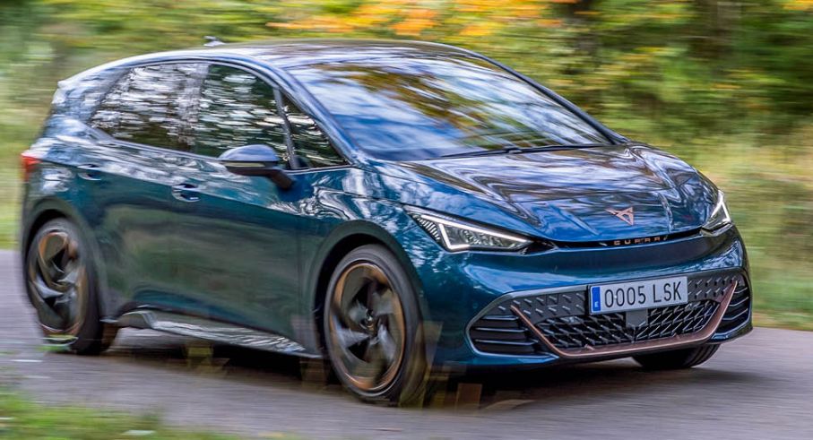 Mer attityd i blicken jämfört med gladgulliga ID.3. Lacken kallas Aurora Blue.