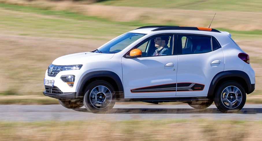 Föraren ser stor ut i lilla Dacia Spring. Beslut om svensk lansering väntas efter årsskiftet.