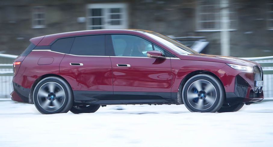 BMW iX-formatet är eget, en storkombi-/crossover för långfärd i högsta komfort. Nästan bara aluminium och kolfiber i konstruktionen.