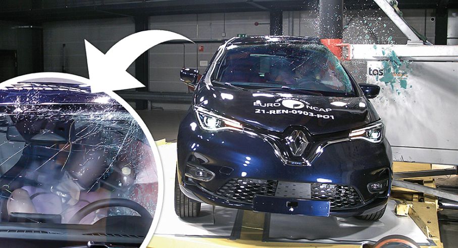 Aj! Utan den krockkudde som Renault tagit bort slår förarens huvud rakt in i stolpen.