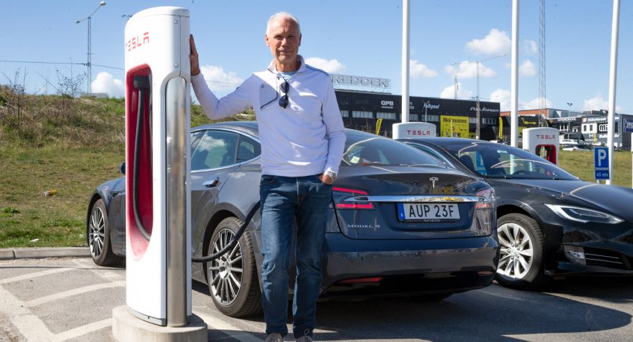 Ken Magnusson snabbladdar sin Model S i Bredden utanför Stockholm efter ett besök i Örnsköldsvik.