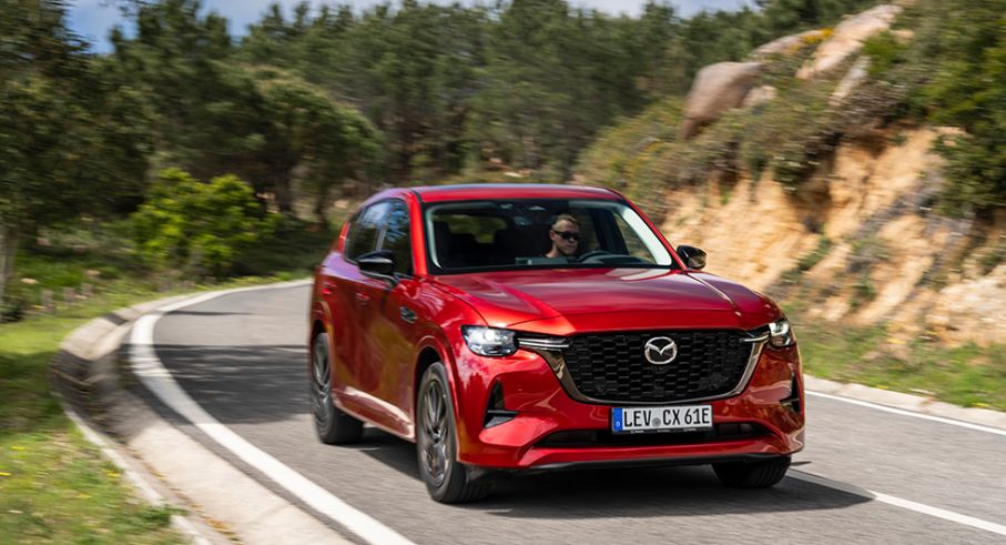 Låååååång motorhuv och massiv grill ska skänka CX-60 en doft av statusbil.