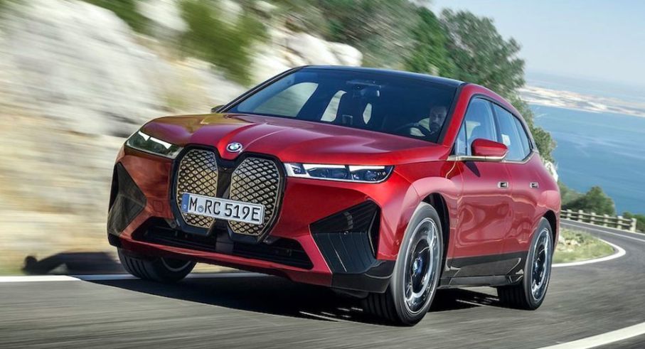 Dyrare bilar, som BMW iX, får ingen bonus alls i Tyskland. Om två år sänks bonustaket till 45 000 euro.