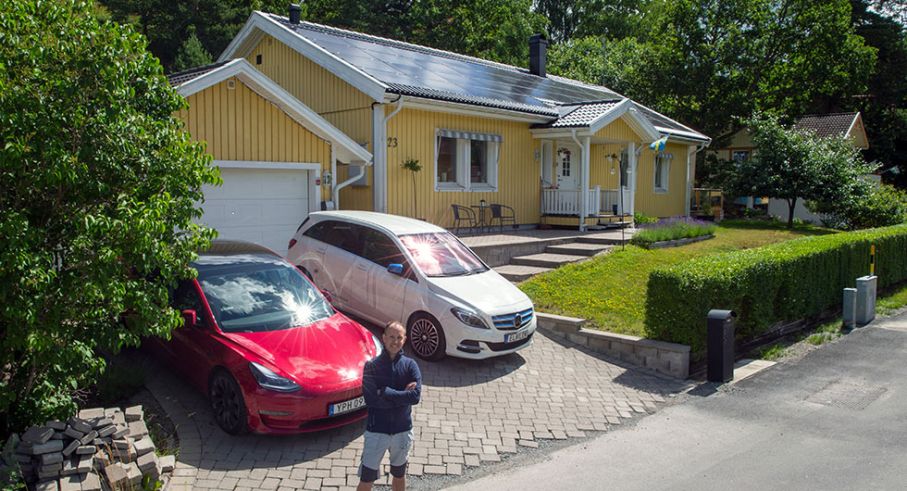Med solpaneler och hembatteri i garaget har Joachim Skoogberg blivit självförsörjande på el. Anläggningen sänker även totalkostnaden för laddningen av familjens elbilar.