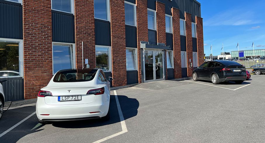 Väntans tider utanför Tesla i Segeltorp.