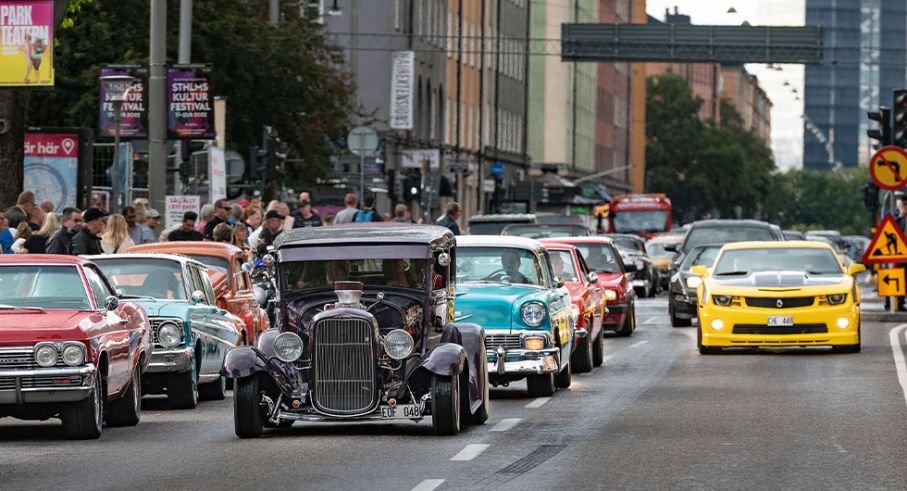 Så kallad cruising, där entusiastbilar kör i karavan, har varit en tradition på Sveavägen i Stockholm i många år. Nu vill stadens rödgröna ledning stoppa företeelsen.