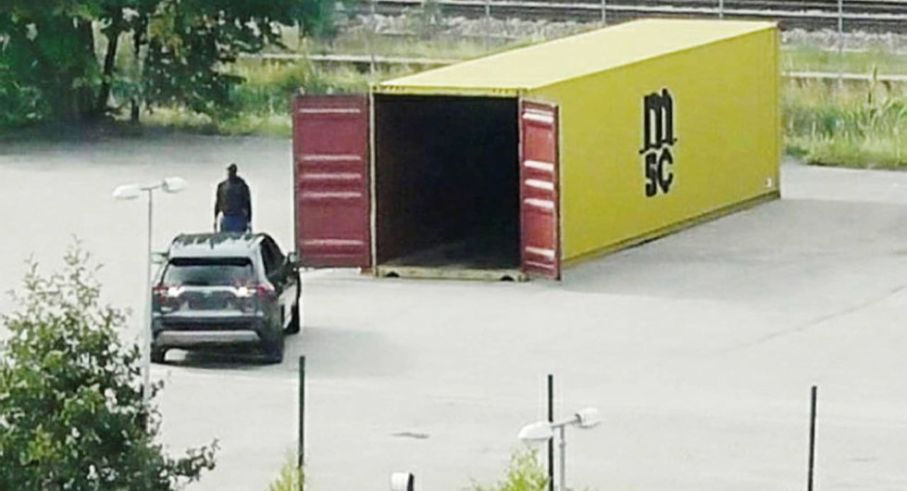 En av de stulna bilarna, en Toyota Rav4, lastas in i en container för att fraktas till Västafrika. Foto från polisens utredning.