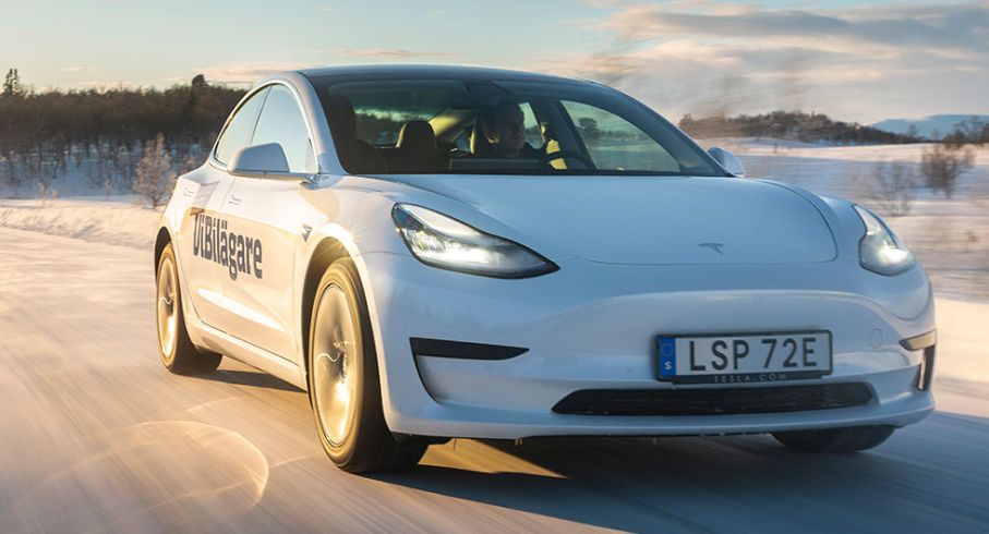Model 3 har förbrukat två uppsättningar bakdäck, sommar och vinter.
