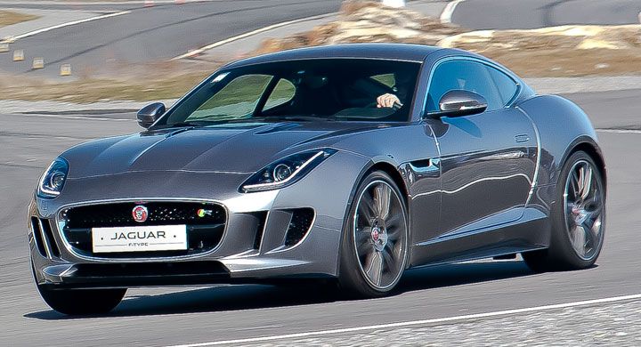 Jaguar F-Type R tar greppet direkt! Provbilen var så ny att den inte hunnit registreras, men alla övningarna skedde på avlyst bana.