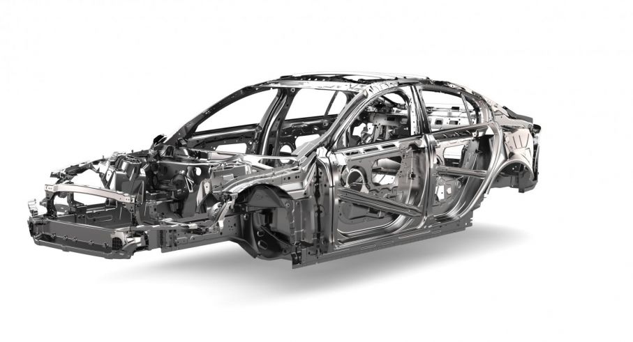 Jaguar trycker hårt på nya modellen XE:s aluminium monocoque-chassi som ska vara både stark och lätt.