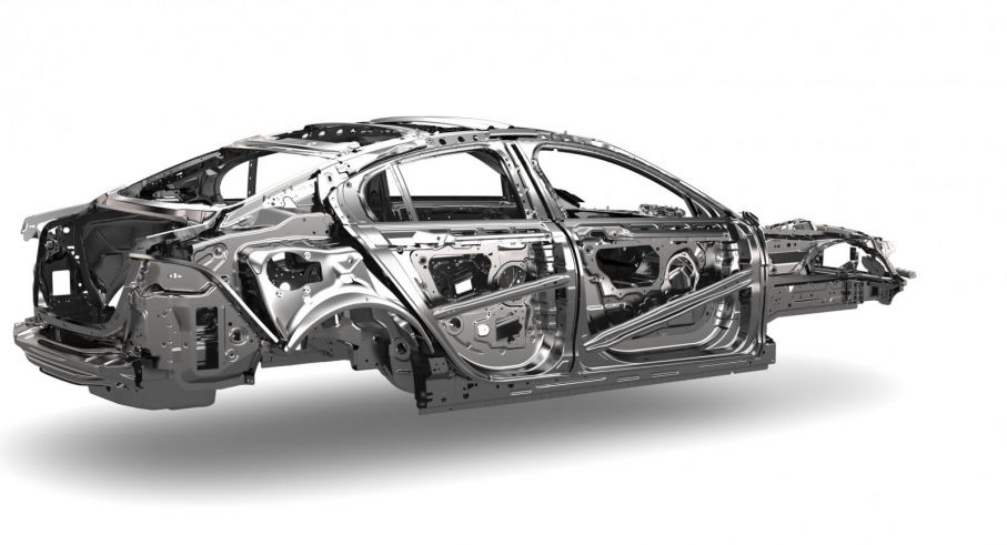 Jaguar trycker hårt på nya modellen XE:s aluminium monocoque-chassi som ska vara både stark och lätt.