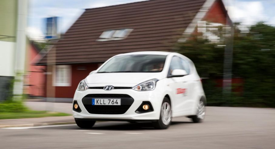 Hyundai i10. Testlaget tog en sväng förbi ett sensomrigt Östhammar.