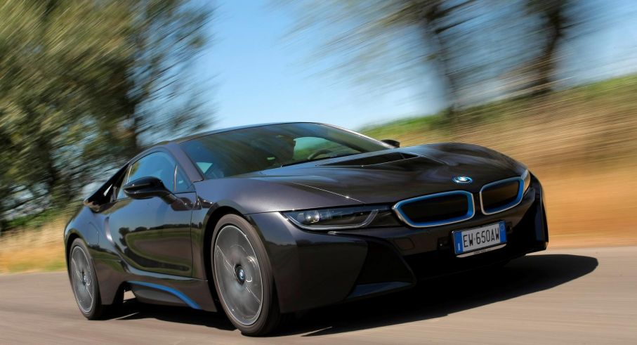 Formen liknar ingen annan och i8 ser extremt futuristisk ut. Bilen rullar ljudlöst genom landskapet.