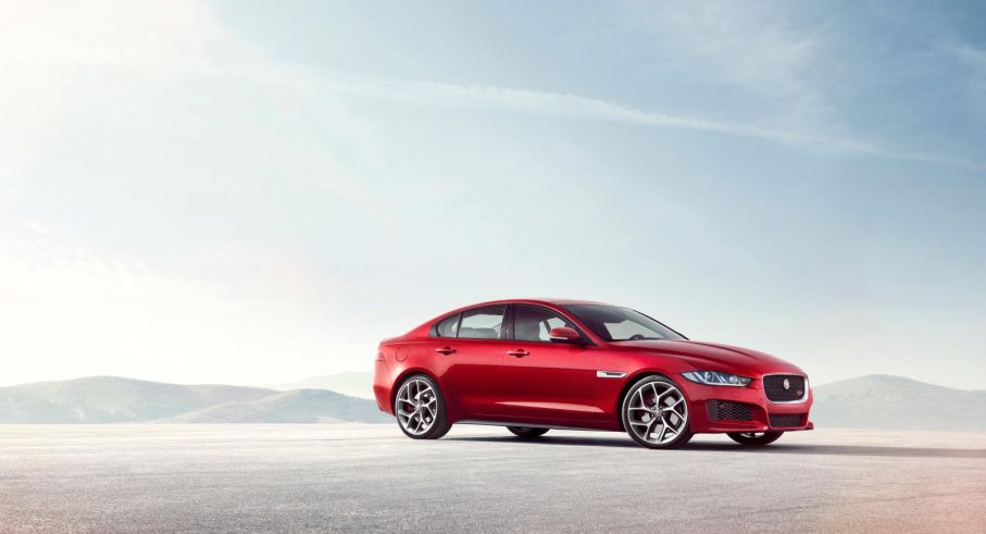 Jaguar XE blir den första modellen som får tillverkarens egenutvecklade dieselmotorer. På bilden Jaguar XE S.
