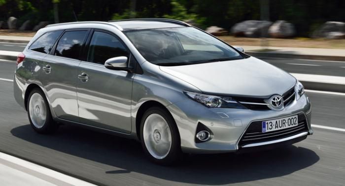 Toyota Auris har mer utrymme mellan bakhjulen än Prius+, därav billigare och större batterityp.