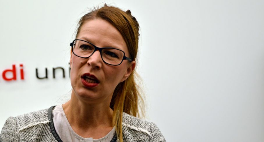 Bettina Bernhardt som är chef för Audi Mobility presenterade pilotprojektet i Stockholm.