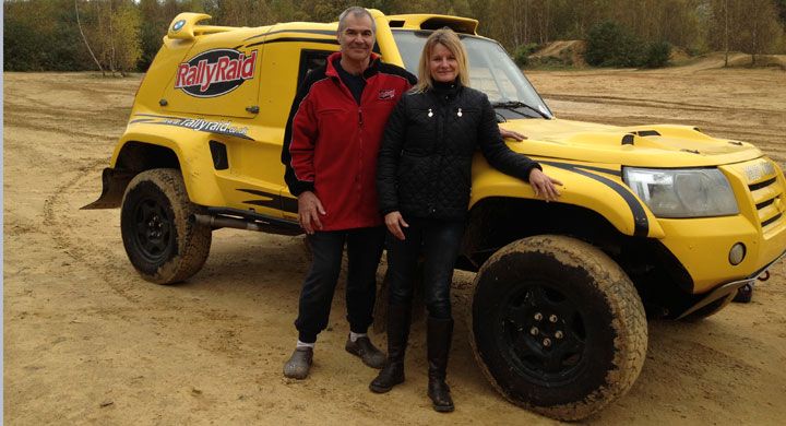 Tävlingsbilen, Desert Warrior II, i Dakarrallyt 2015, Annie Seel tillsammans med stallchefen Paul Round. Foto: Team Rally Raid