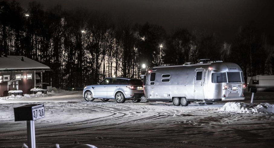 Range Rover Sport Hybrid fick bekänna färg under en husvagnssemester i Arjeplog.