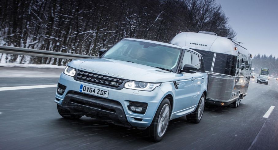 Range Rover Sport Hybrid fick bekänna färg under en husvagnssemester i Arjeplog.