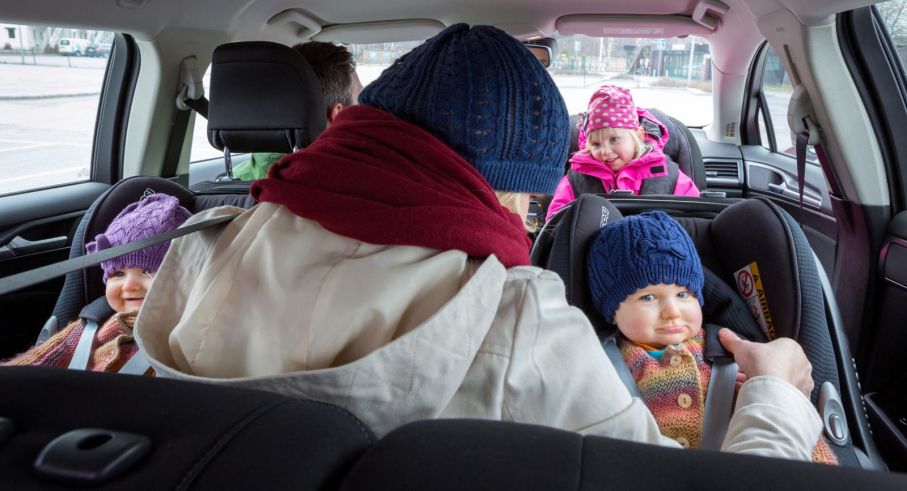 Mamma, pappa och tre små barn i samma bil. Det klarar bara två av våra långtestbilar.