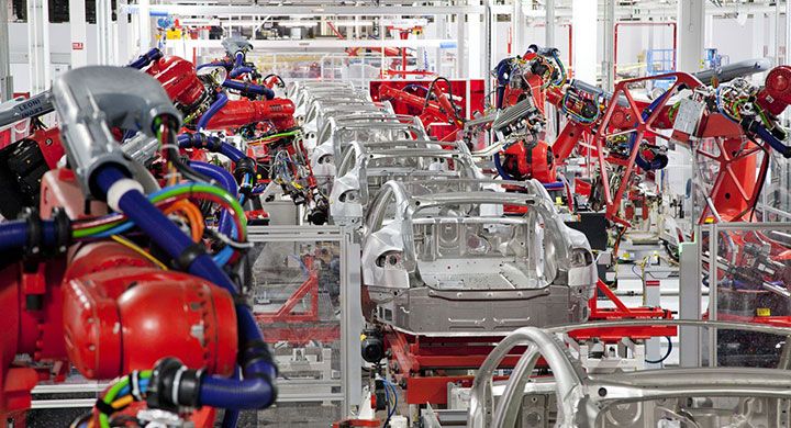 Robotar bygger Teslor vid fabriken i Freemont, Kalifornien.