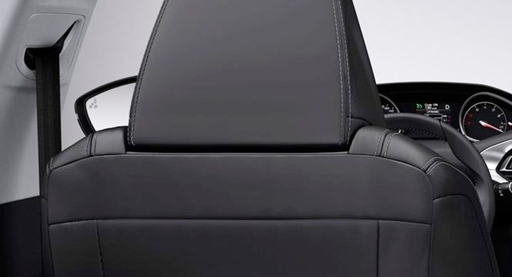 Frågeställaren har svårt att hitta bra körställning i nya Peugeot 308, när bältet inte kan höjdjusteras.
