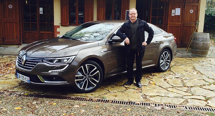 Vi Bilägares Calle Carlquist vid sedanmodellen av Renault Talisman.
