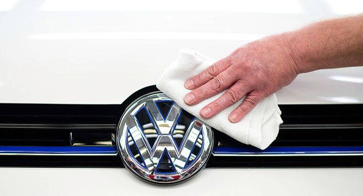 Volkswagen försöker bättra på sitt anseende med pengakompensation till drabbade kunder.
