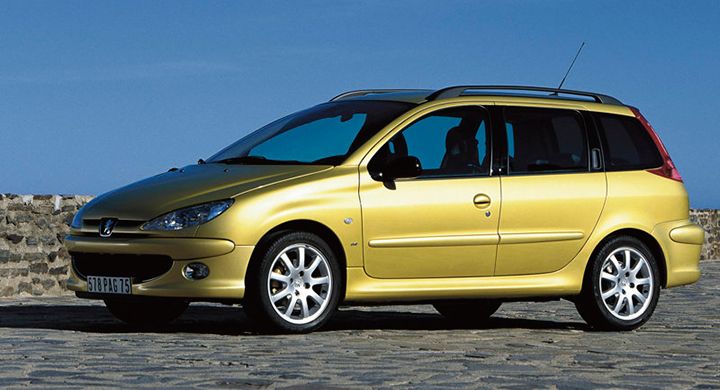 Frågeställaren får upp felmeddelanden om krockkuddarna i sin Peugeot 206.