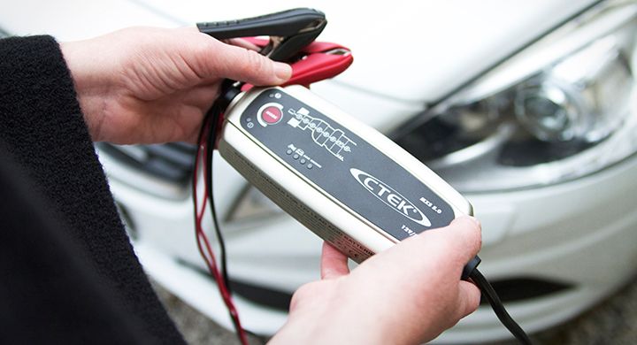 Starta Bil Med Batteriladdare Inkopplad