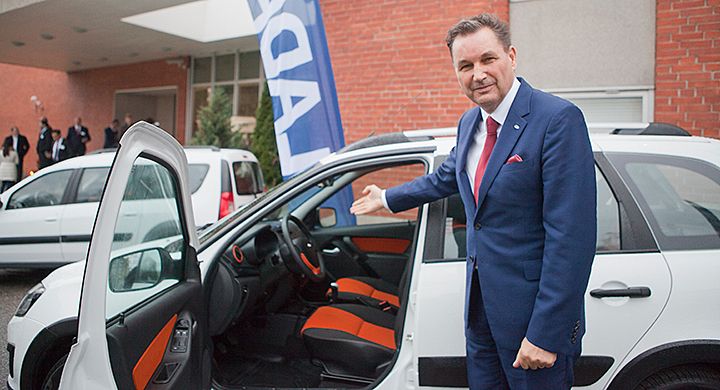 Bo Andersson visar upp Ladabilar vid ett event i Sverige nyligen.