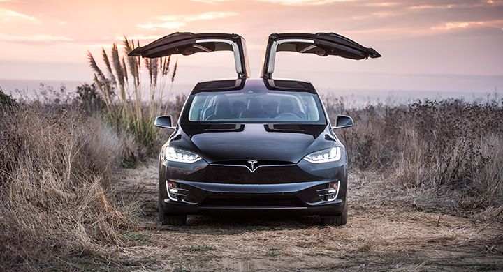 Model X, med sina karaktäristiska måsvingedörrar visade sig vara lite för tekniktung och orsakade förseningar.