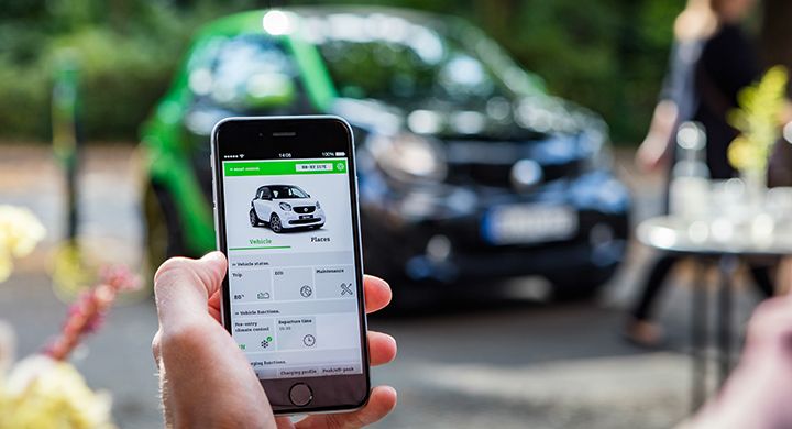 Laddningen av bilen kan följas i en mobilapp.