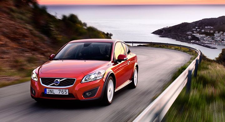Frågeställaren undrar om Volvo C30 från 2010 med 1,6 liters diesel har rem eller kedja.