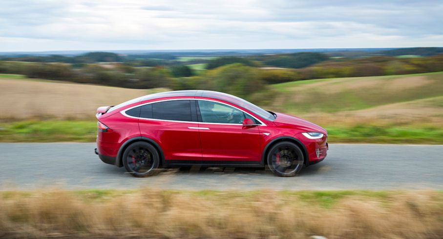 Svulstiga linjer. Model X är fem cm längre och 23 cm högre än Model S. Markfrigången har ökat med fyra cm. Trots alla tekniska finesser är dragkroken är en viktig nyhet.