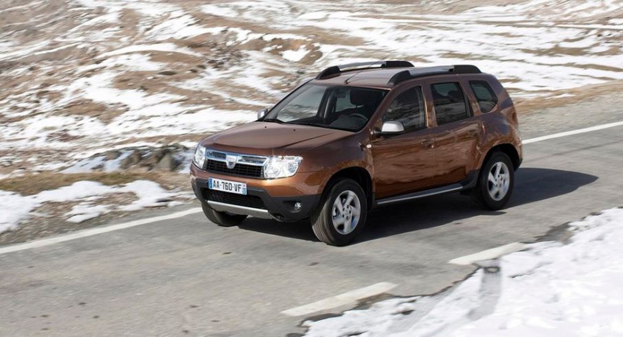 Frågeställaren har en Dacia Duster och undrar om det går att montera smala vinterdäck för bättre fäste.