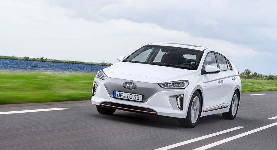 Elbilsversionen av Hyundai Ioniq känns igen på avsaknaden av grill. Luftmotståndet sänks till låga 0,24 i Cd-värde.