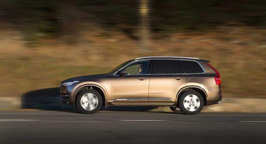 En koloss. Inget för stadens trånga perkeringshus. Det är på landsvägen Volvo XC90 D4 hör hemma!