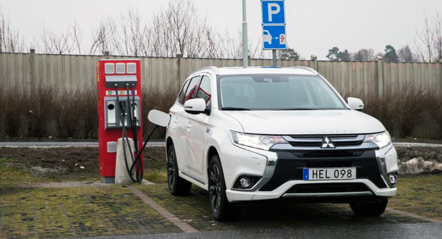 Det går att snabbladda batteriet upp till 80 procent på en dryg halvtimme. Frågan är om funktionen behövs, de flesta lär köra vidare med bensindrift.