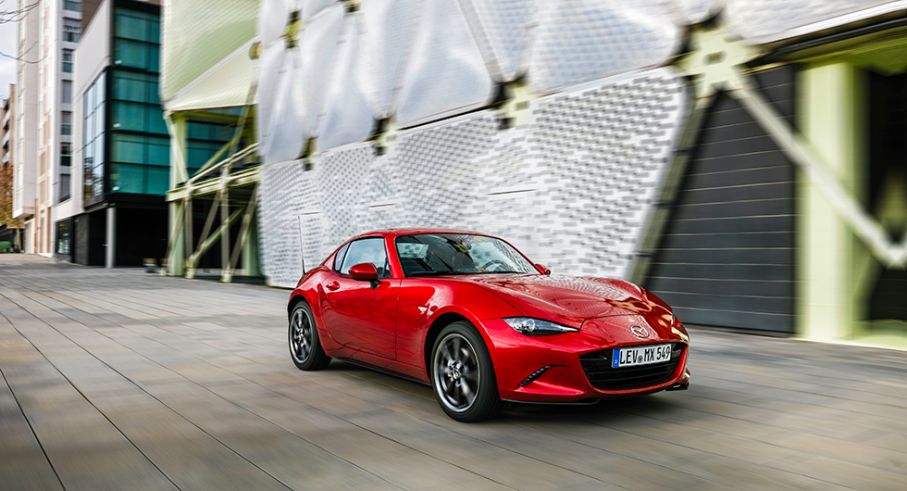Det hårda taket ger Mazda MX-5 RF en riktigt elegant coupéprofil. Konstruktionen väger bara 45 kg.