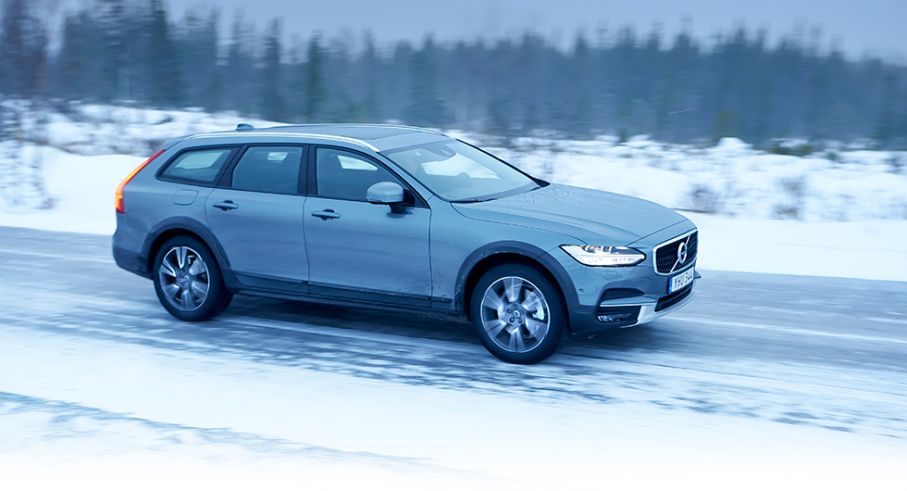 Terränganpassade Volvo V90 Cross Country klarar sig bra på svensk isbark.