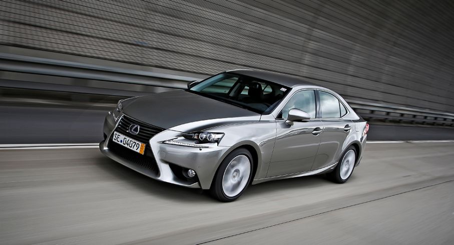 Frågeställaren har en svårstartad Lexus IS 300h i Spanien som inte körs regelbundet.
