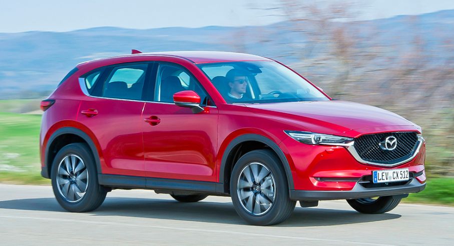Nya CX-5 har stramare och mer konsekvent design. Här med ny glittrig soul red crystal-lack.