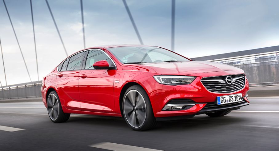 Nya Insignia är lägre, rymligare och lättare än tidigare. Linjerna sågs först hos konceptbilen Opel Monza, visad år 2013.